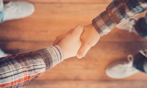 Müslüman Öğrenciler Öğretmenle Tokalaşmak Zorunda