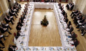 Okul Sırası İle Yuvarlak Masa Arasında