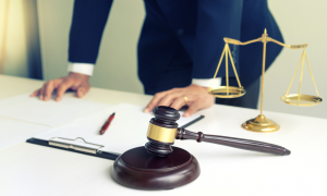 İtalya: Hakimden Başörtülü Avukata: “Ya Başını Aç Ya Çık”