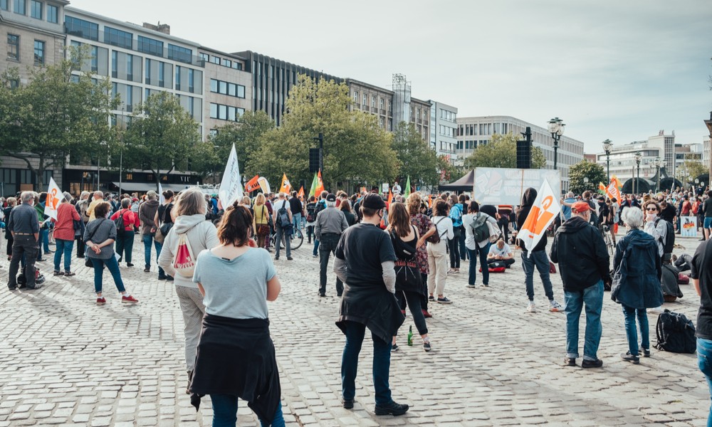 Almanya’da aşırı sağcı partinin, Kovid-19 önlemlerine karşı düzenleyeceği gösteri yasaklandı