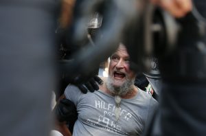 Berlin’de Koronavirüs Önlemlerinin Protesto Edildiği Gösteriye Polis Müdahale Etti