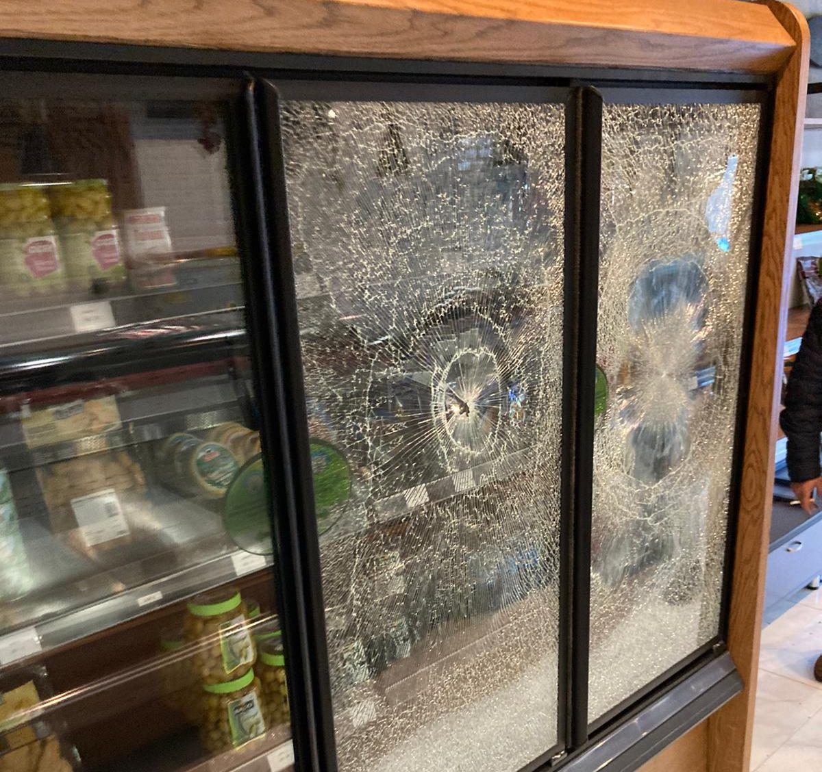 Fransa'da dükkana ırkçı saldırı