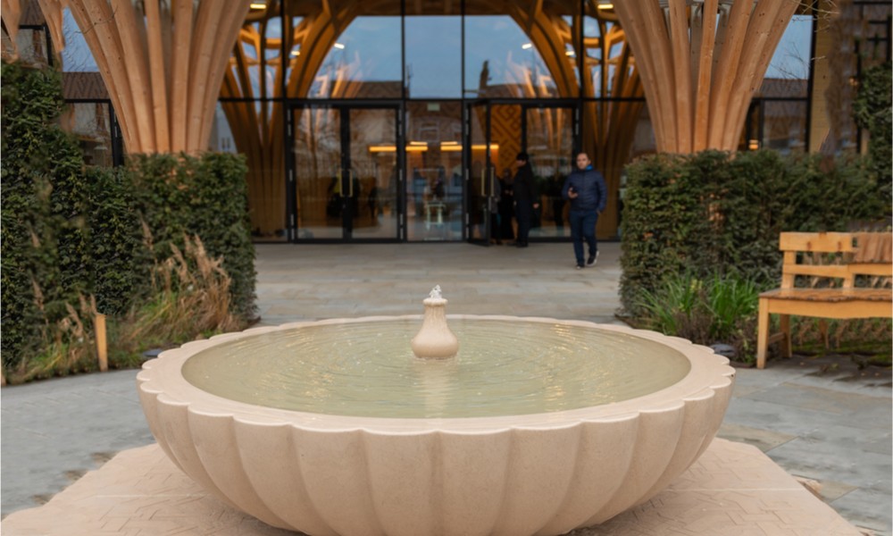 Cambridge Camisi'nin girişindeki havuz