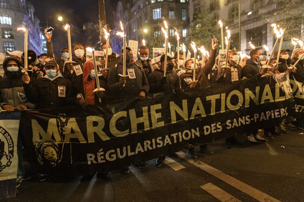 Fransa’da Göçmenler Oturum İzni Talebiyle Gösteri Düzenledi