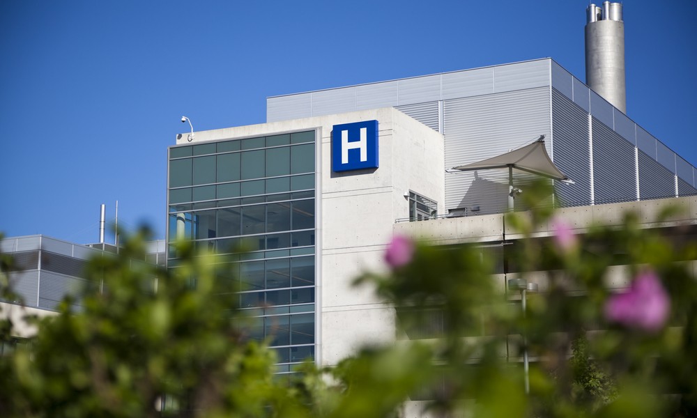 Fransada Salgında Fedakarca Çalışan Hastane Personeli Safiyaya Liyakat Nişanı