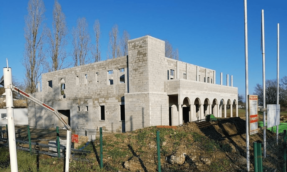 Fransa'da İnşaat Aşamasındaki Cami'nin duvarına İslamofobik Yazı