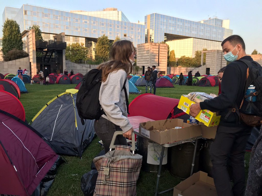 Paris Valiliği Önünde Çadır Kuran Göçmen ve Evsizler Tahliye Edildi