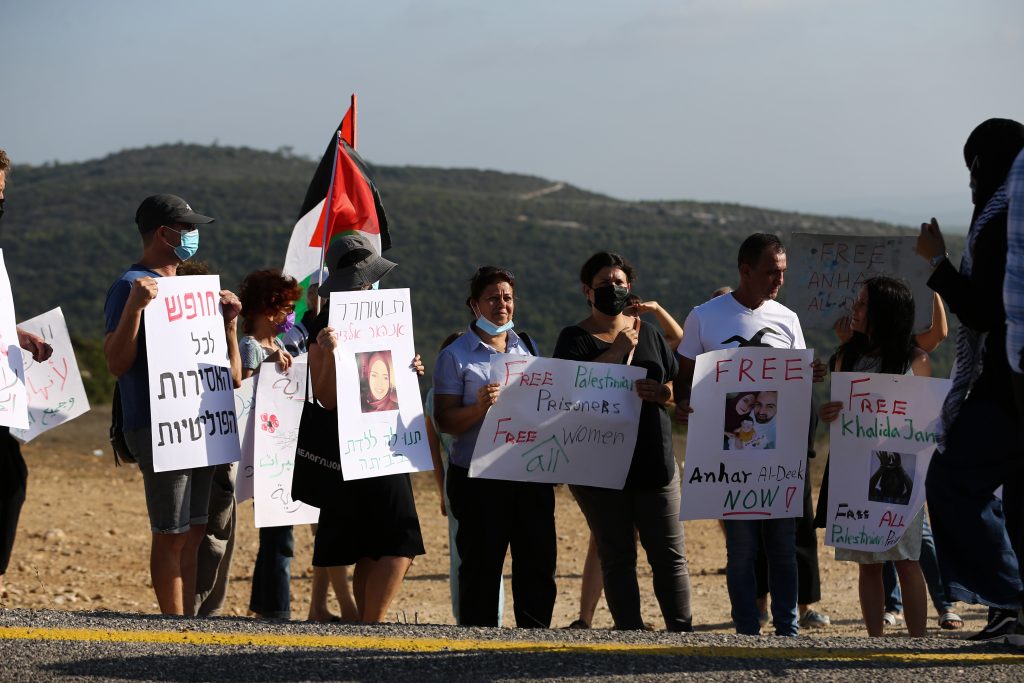 İsrail’den 9 Aylık Hamile Enhar ed-Diyk’e Şartlı Tahliye