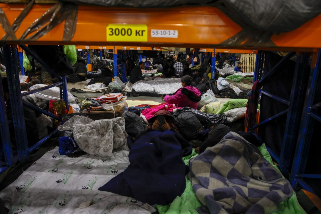 Belarus-Polonya Sınırındaki Göçmenler İçin Binlerce Mum Yakıldı