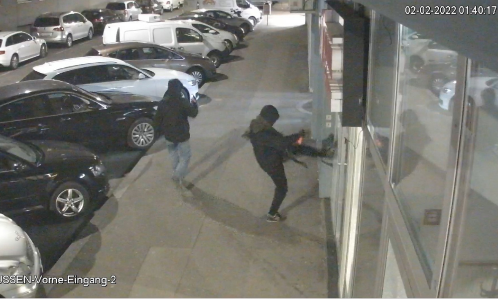 Avusturya’da Kimliği Belirsiz Kişiler Camiye Saldırdı  