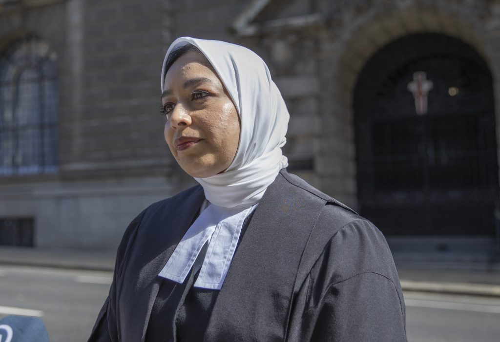 Kraliçe’ye Danışman Olarak Atanan İlk Başörtülü Avukat