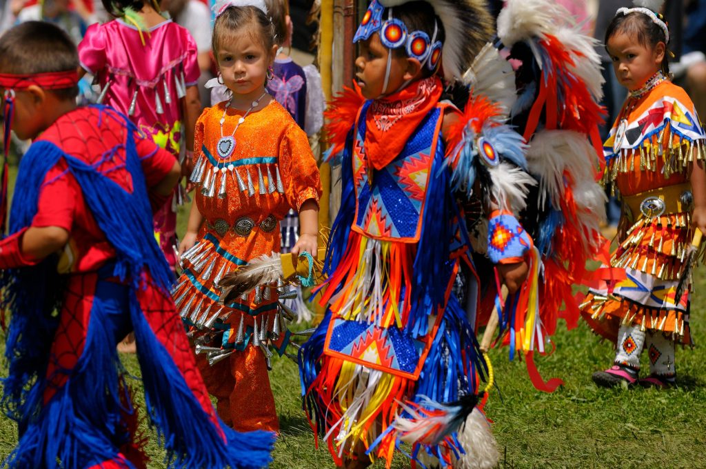 Koruyucu Aileler Kanadalı Yerlilerin Çocuklarını Asimile Mi Etti?