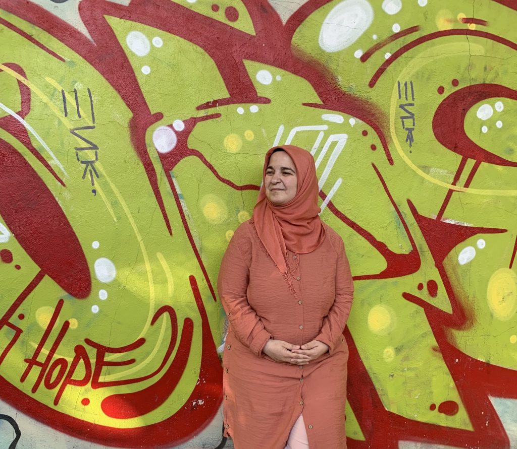 Ayşe Akova: “Karikatürlerimi Kültürel Diyalog ve Espriler Şekillendiriyor”