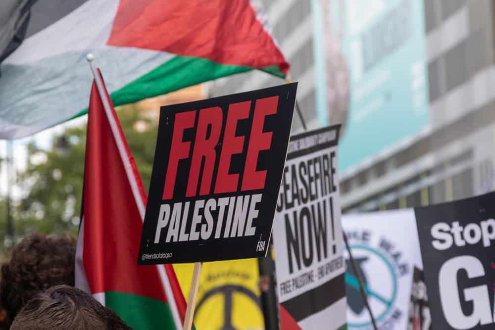 Gazze’deki soykırıma dur demek isteyen Küresel Sumud Filosu'na Müslümanlardan gelen olumlu-olumsuz tepkiler ve benzer vakalar, Batı’ya dair nefret ve hayranlık arasındaki ince çizgiyi yeniden önümüze koydu. Fakat belki de mesele Batı’yla kurulacak ilişkinin karakterini seçmek değil, bu ikisinin ötesinde bir yeri bulmak olmalıdır: İnsanlığın ortak zeminini.